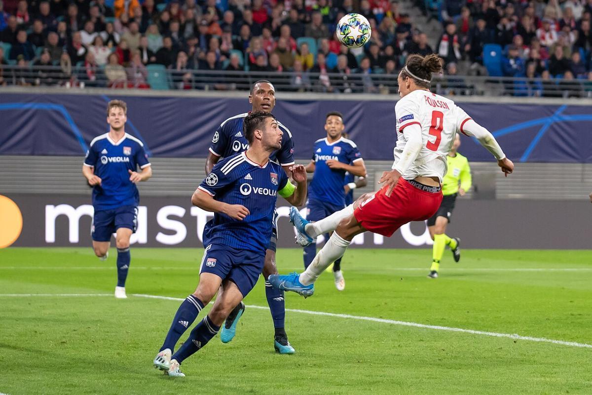 边路进攻在现场的另一面